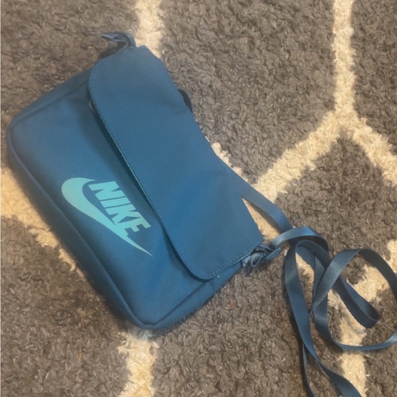 Nike crossbody light stain worn 3 times - Picture 4 of 5